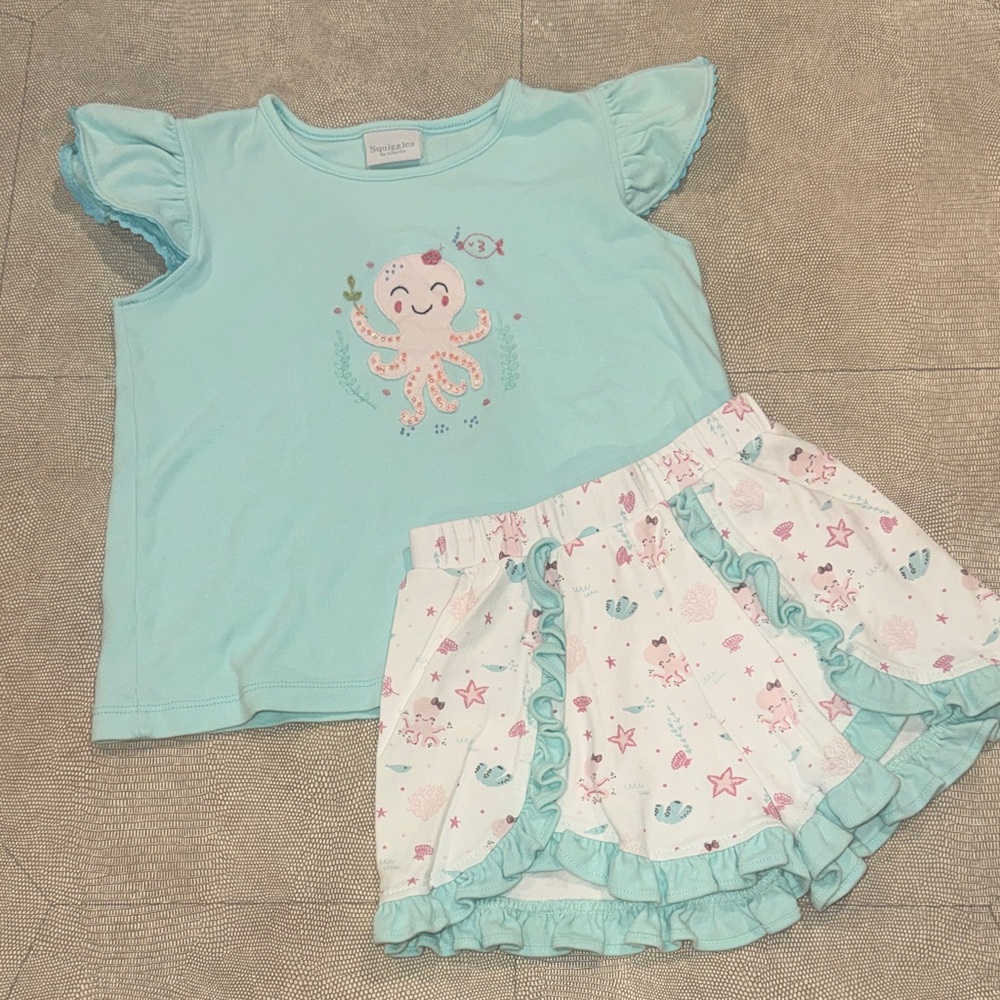 Squiggles by Charlie
2pc short set
Size 4/5
EUC worn 2-3 times
Beautiful details